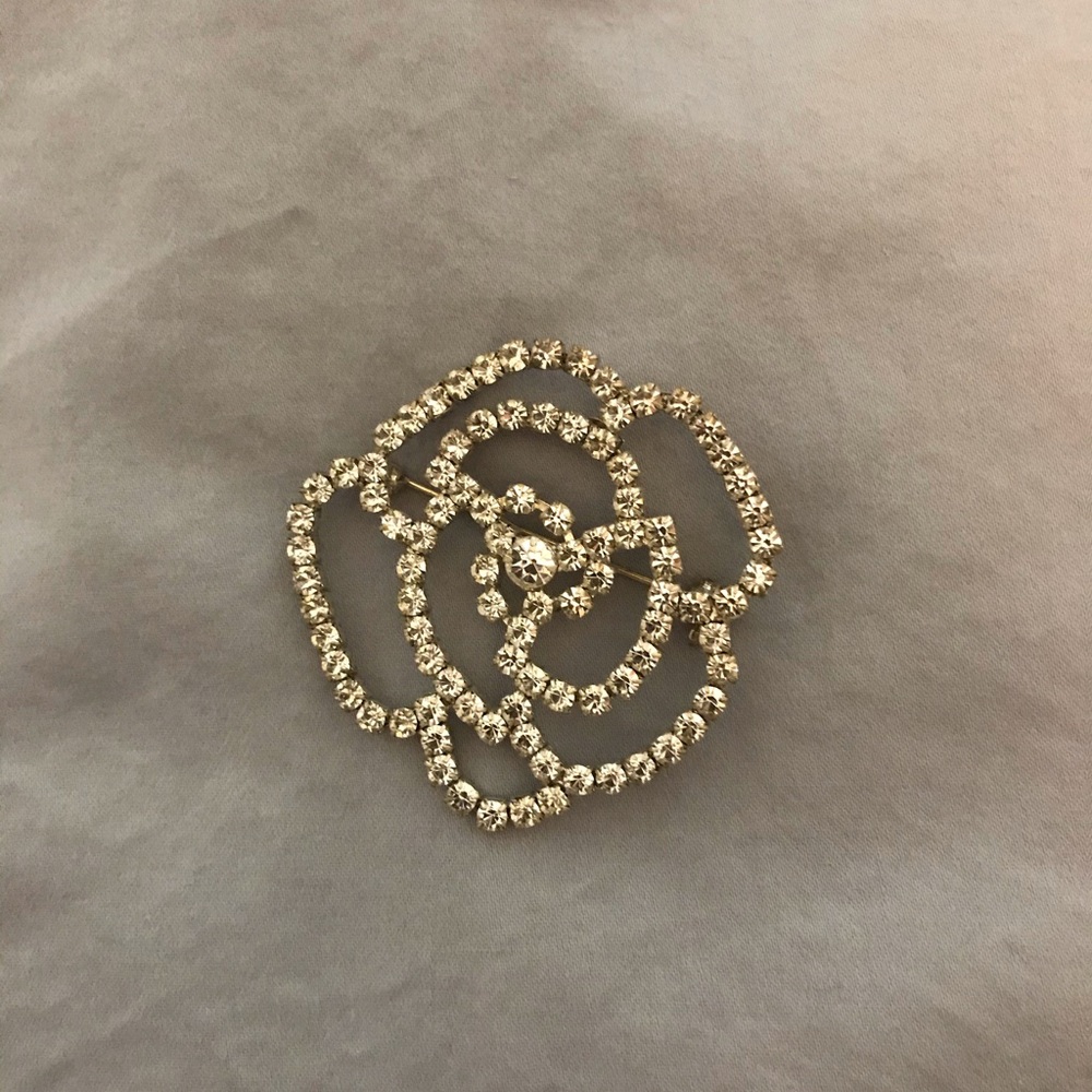 Beautiful rose crystal brooch!